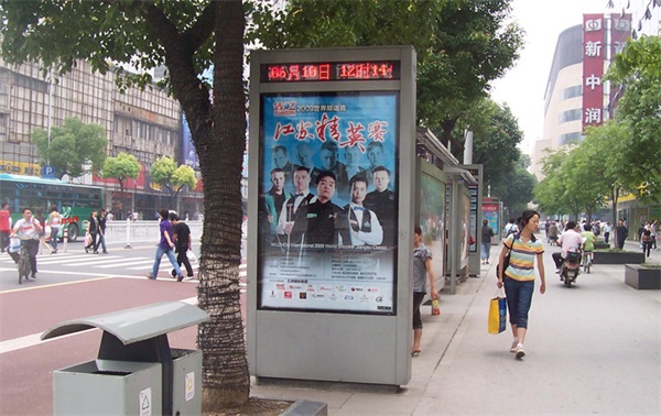 道路翻滾燈箱的呈現，可以敏捷、精確、簡略的讓每一位路人留意到公司的廣告宣揚信息